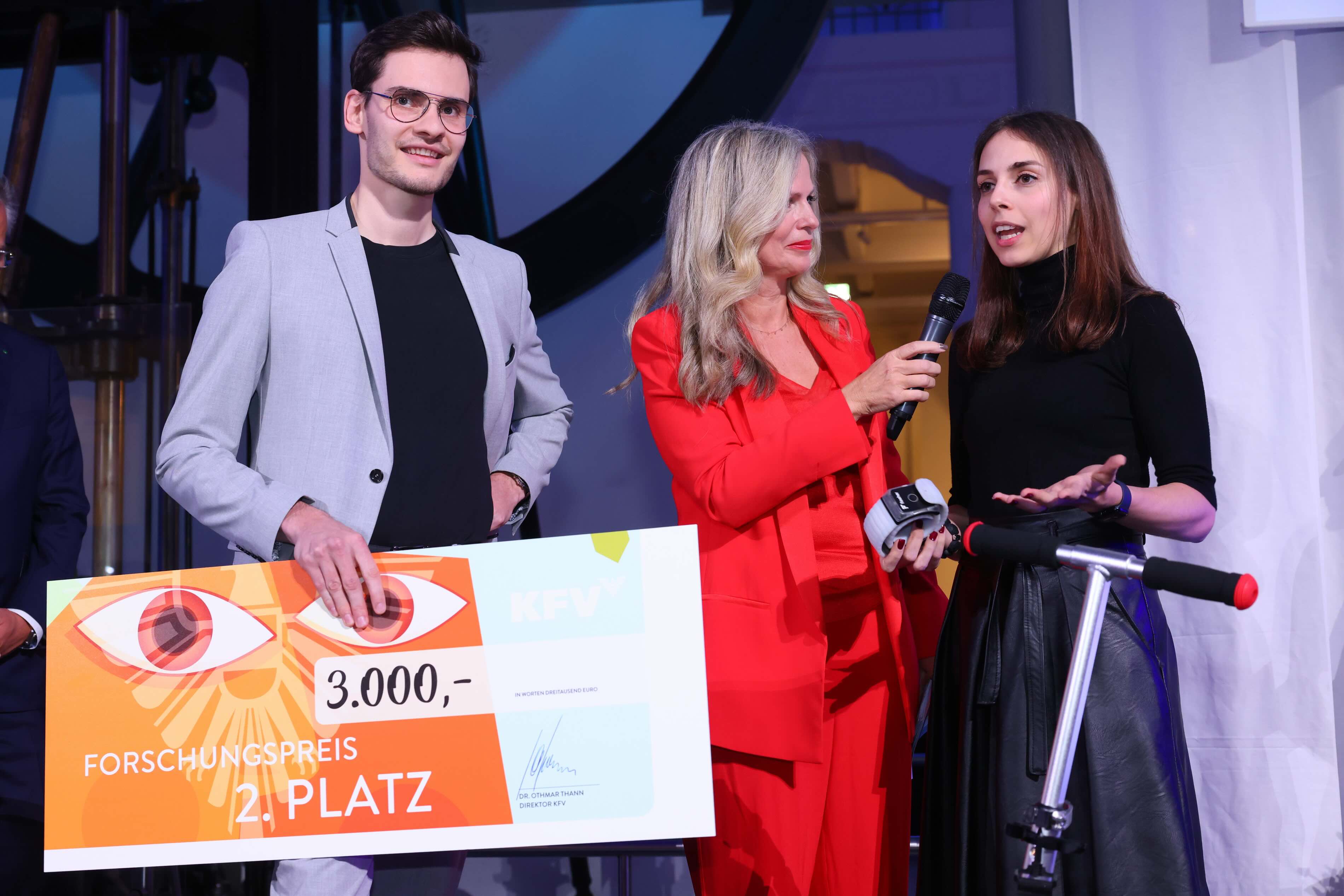 Alex und Ines bei der Preisverleihung des KfV Forschungspreises.