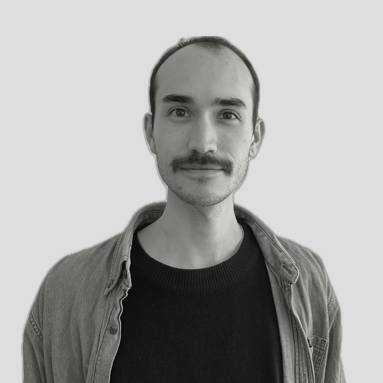 Scharz-weiß von einem lächelnden Martin Simpson, einem jungen Mann mit Schnurrbart, der bei Flasher die Software entwickelt.