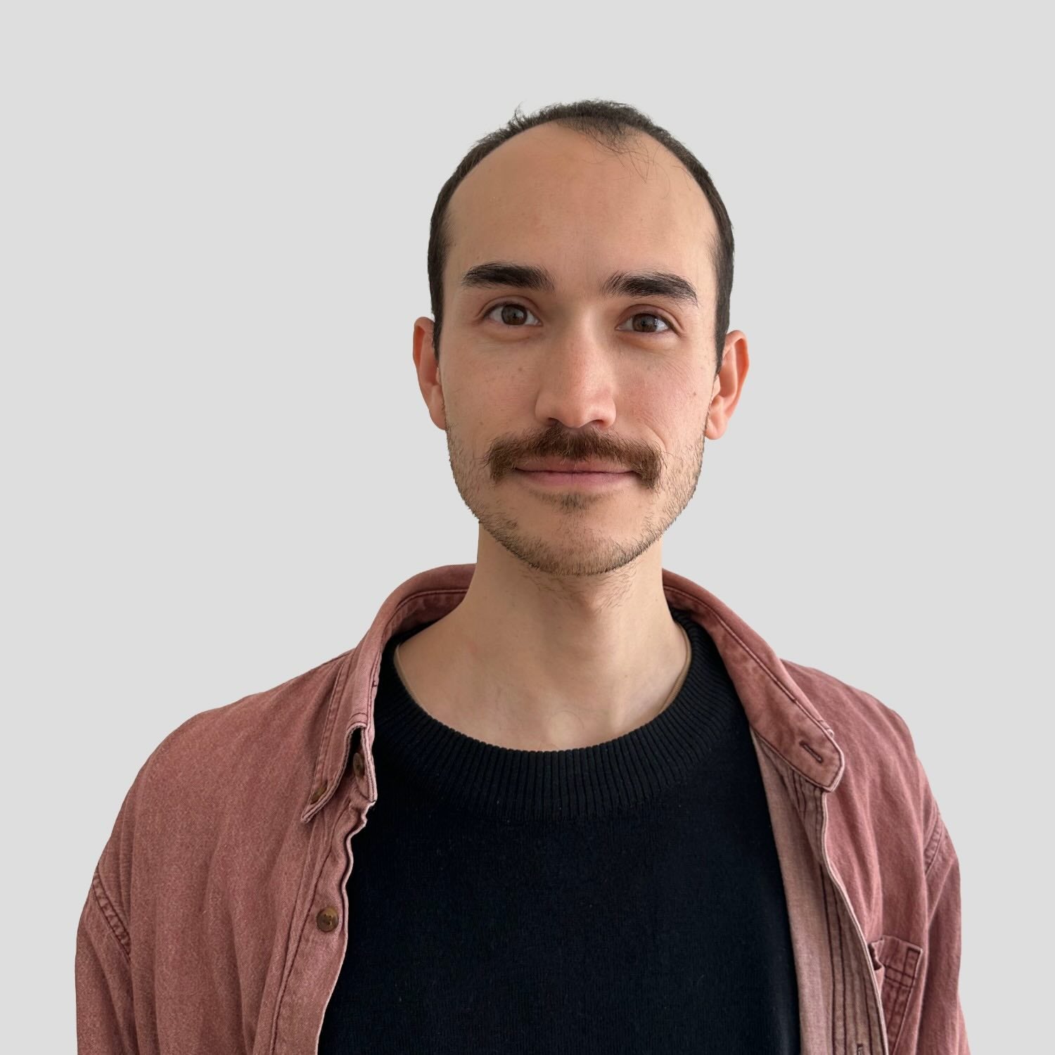 Foto von einem lächelnden Martin Simpson, einem jungen Mann mit Schnurrbart, der bei Flasher die Software entwickelt.