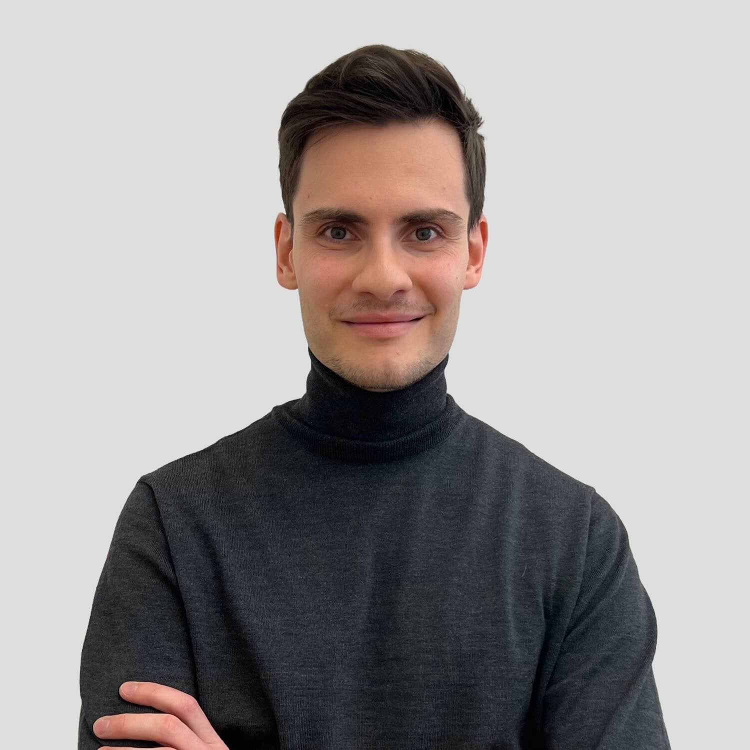 Foto von Alexander Rech, einem jungen, lächelnden Mann ohne Bart, der Flasher gegründet hat und leitet.