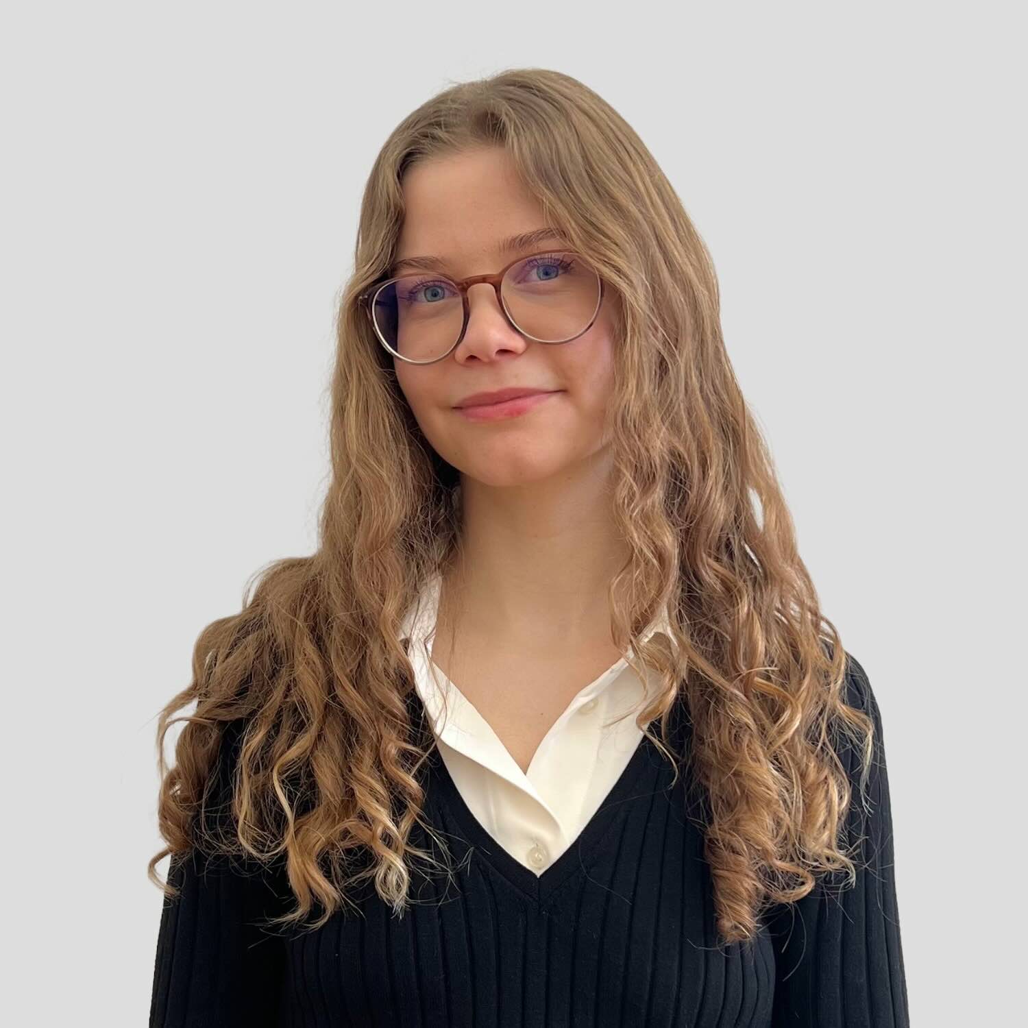 Foto von Sarah Unger, einer jungen Frau die Lächelt und unseren Kundensupport macht.