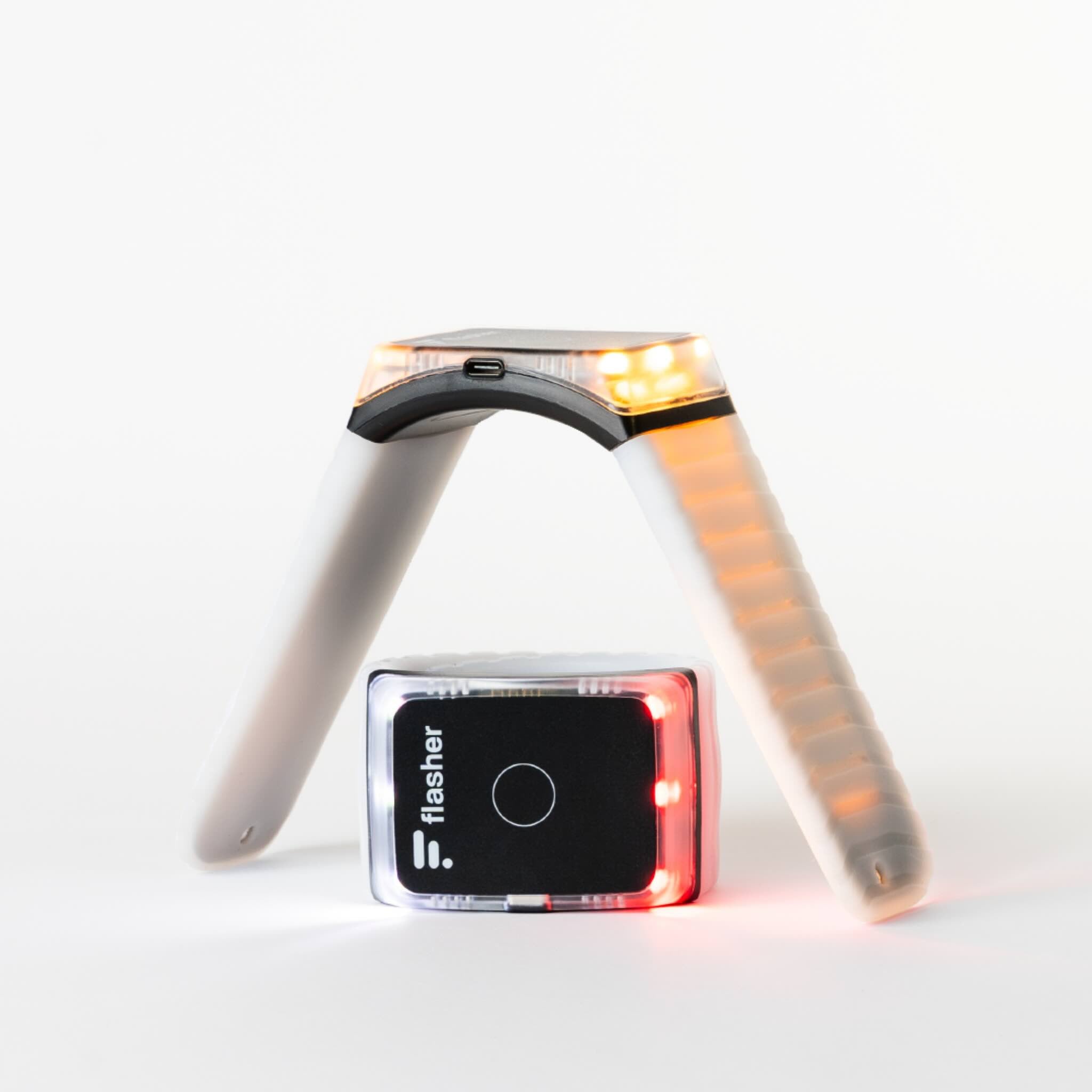 Flasher Duo, ein Armband steht offen über dem zweiten, das eingerollt ist.