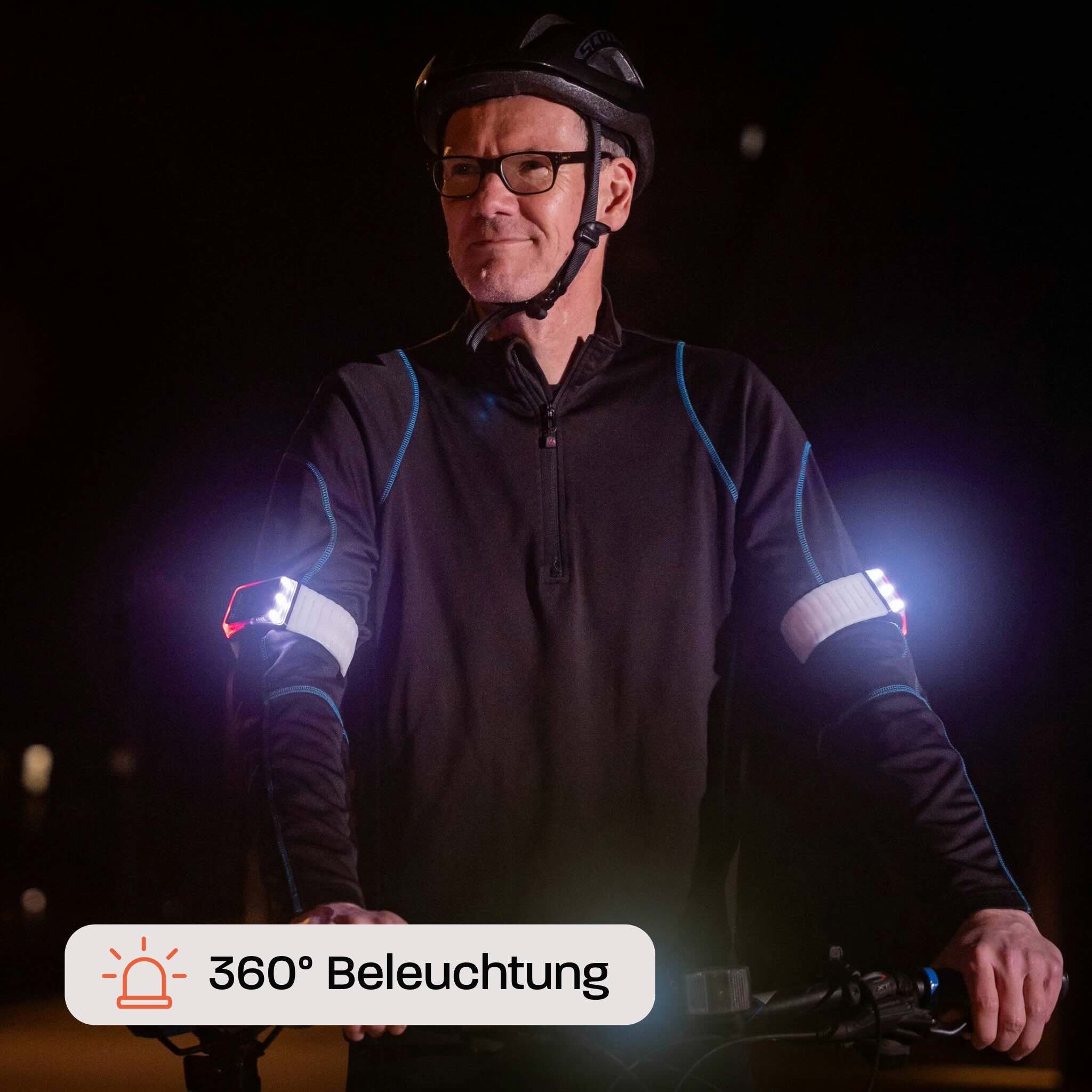 Radfahrer abends mit hell weißen Flasher, 360° Beleuchtung.