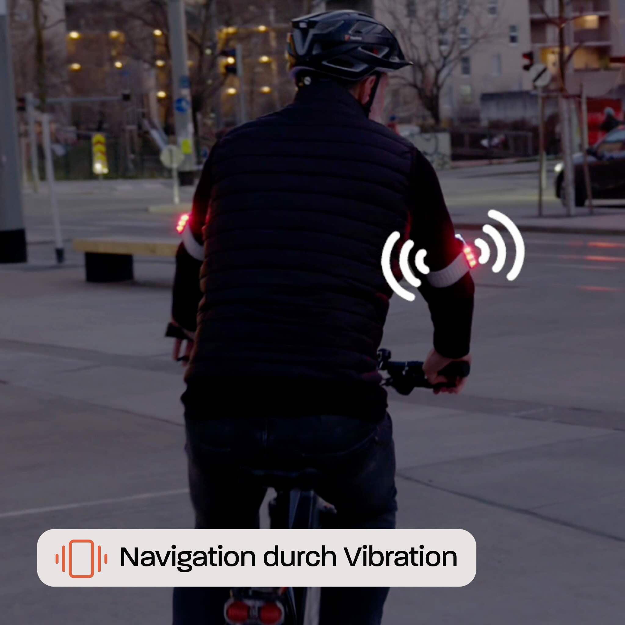 Radfahrer abends mit Flasher, rechtes Armband vibriert. "Navigation durch Vibration"