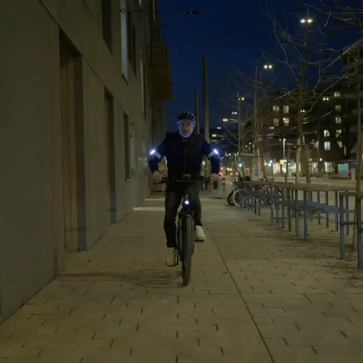 Radfahrer aktiviert den Blinker am E-Bike über Ellbogengeste.