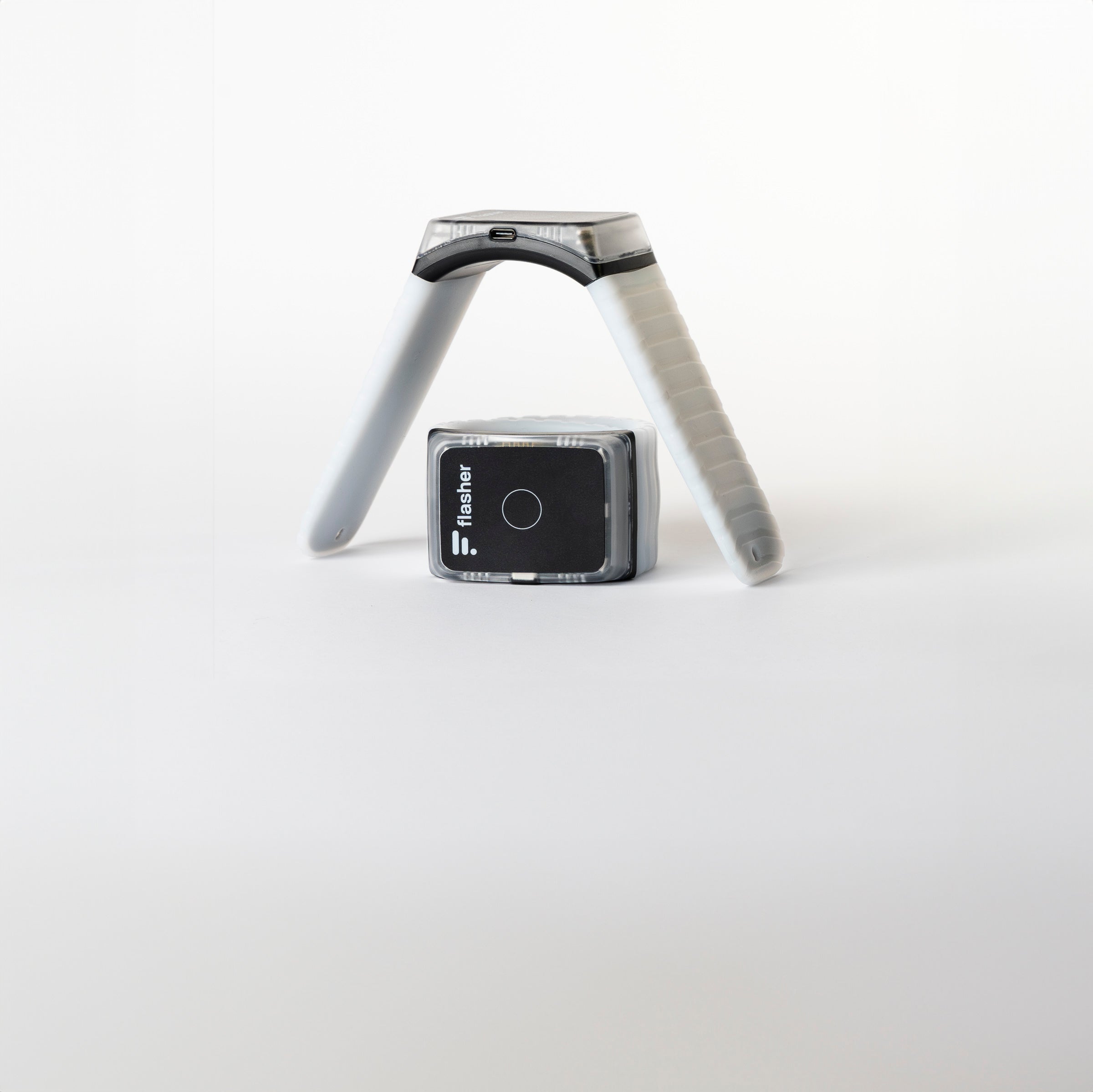 Zwei Flasher Blinker Armbänder, einer steht aufgeklappt über einem zweiten, der geschlossen daliegt.