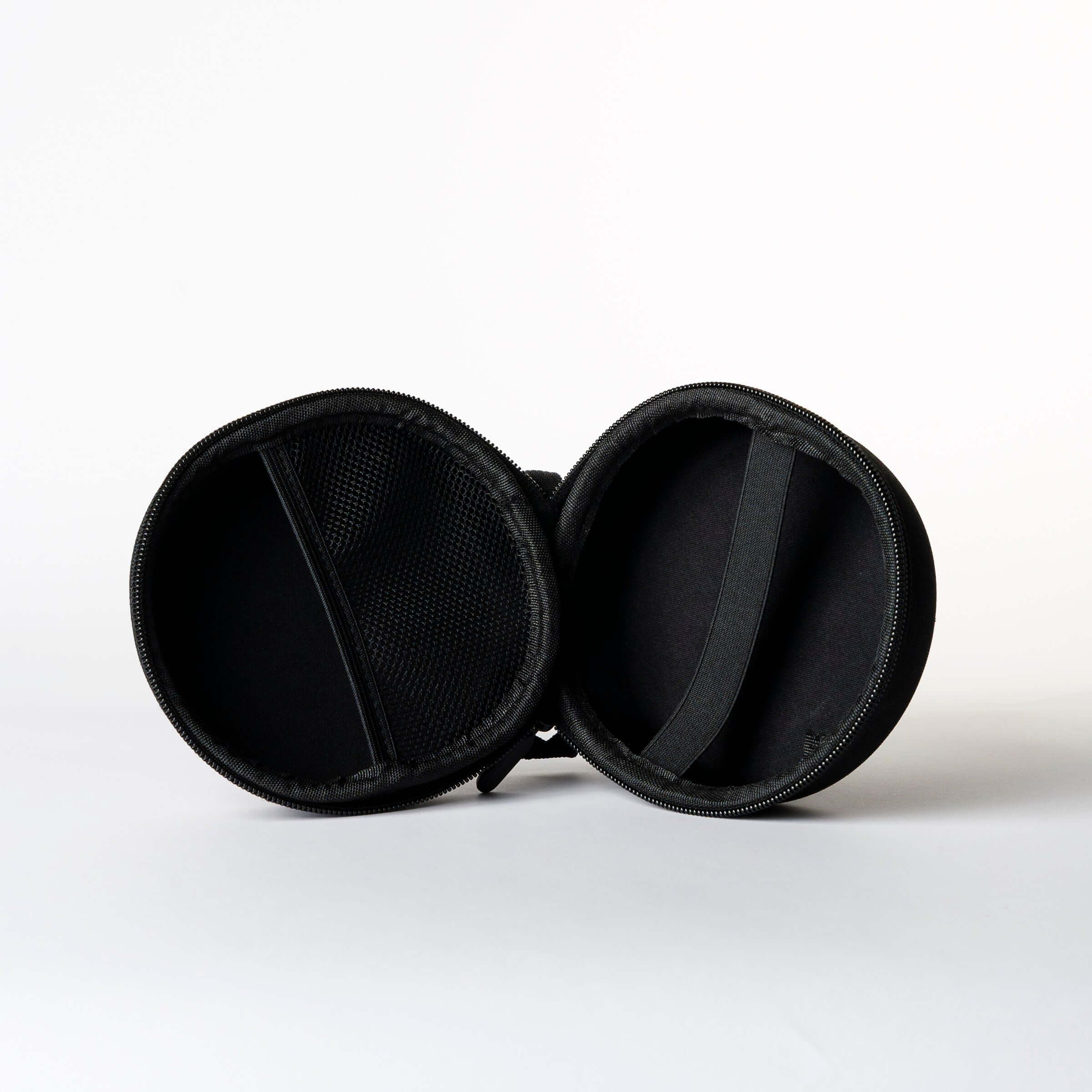 Die schwarze Flasher Schutzhülle, geöffnet und auf der Seite liegend, so dass sie wie eine liegende Nummer 8 aussieht und das Netz sowie der Gummizug im Inneren sichtbar sind.