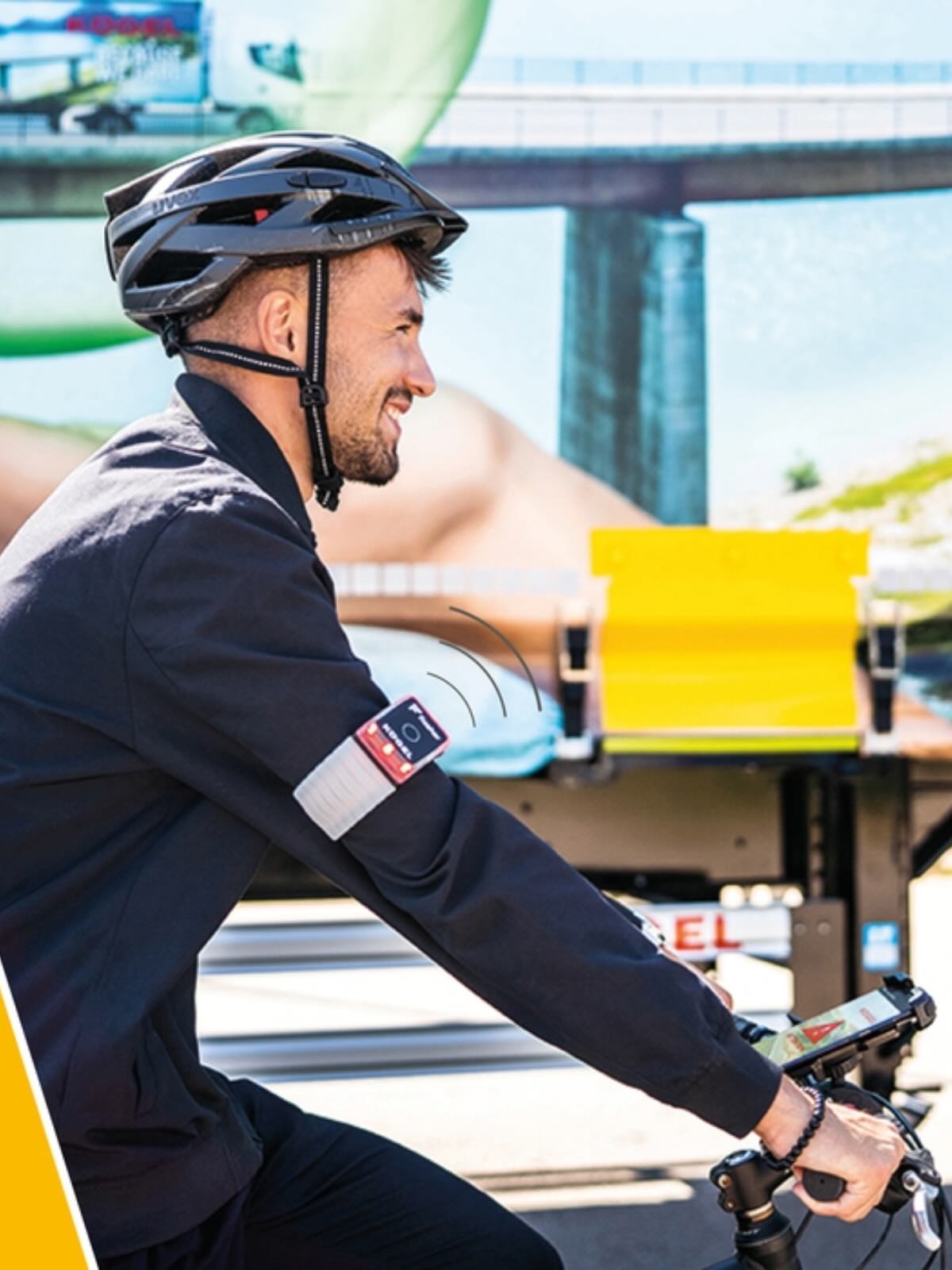 Radfahrer mit Flasher Armband, das rot leuchtet, und Funksignal-Linien, neben einem LKW-Anhänger.
