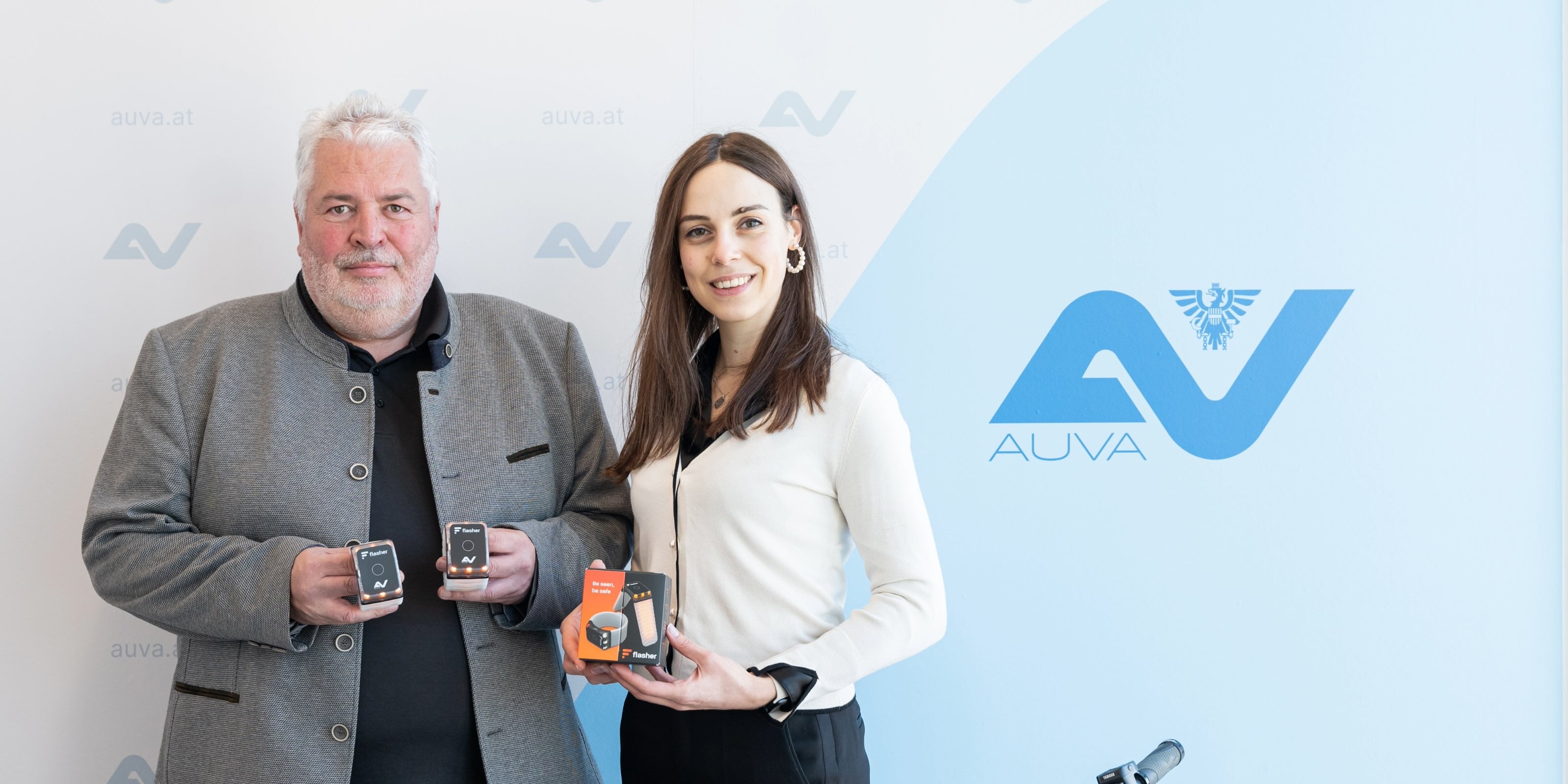 Erik Lenz vom Zentralbetriebsrat der AUVA neben Ines Wöckl, beide mit einem Flasher Set in der Hand.
