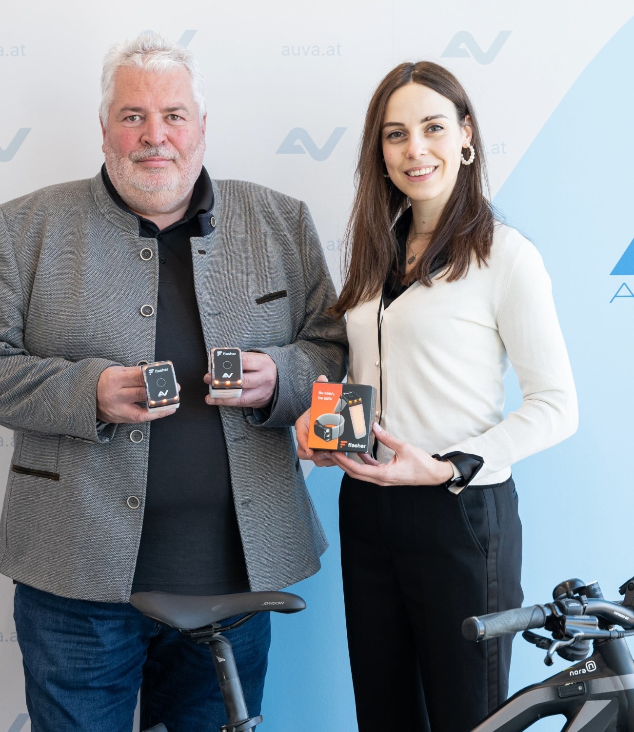 Erik Lenz vom Zentralbetriebsrat der AUVA neben Ines Wöckl, beide mit einem Flasher Set in der Hand.