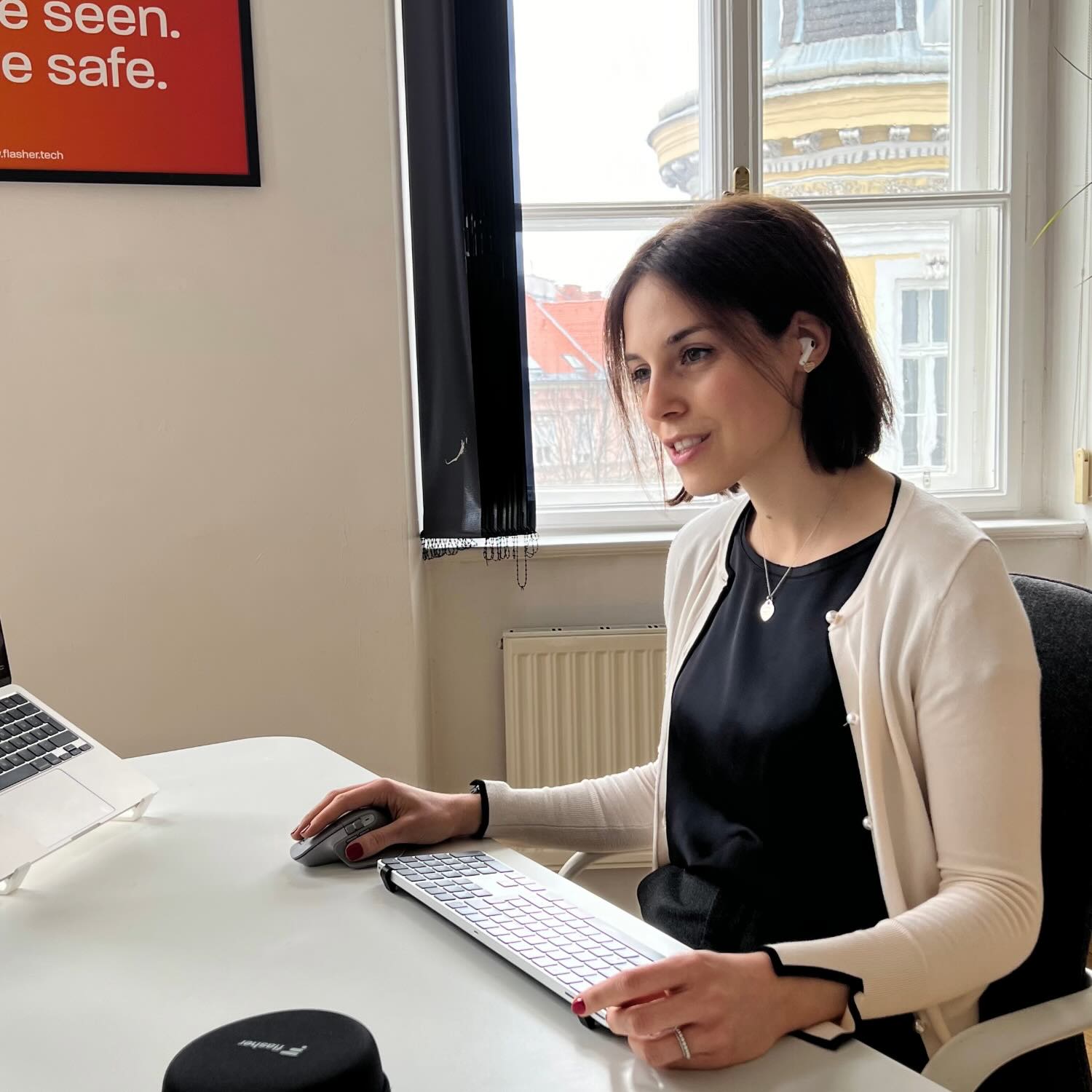 Ines Wöckl mit einem Kopfhörer im Kundengespräch.