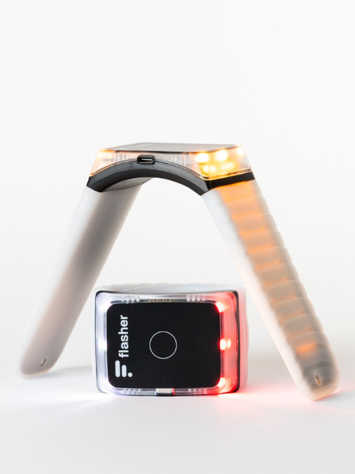 Zwei Flasher Armbänder, eines eingerollt, eines aufgeklappt. Für jedes Fahrzeug nutzbar.