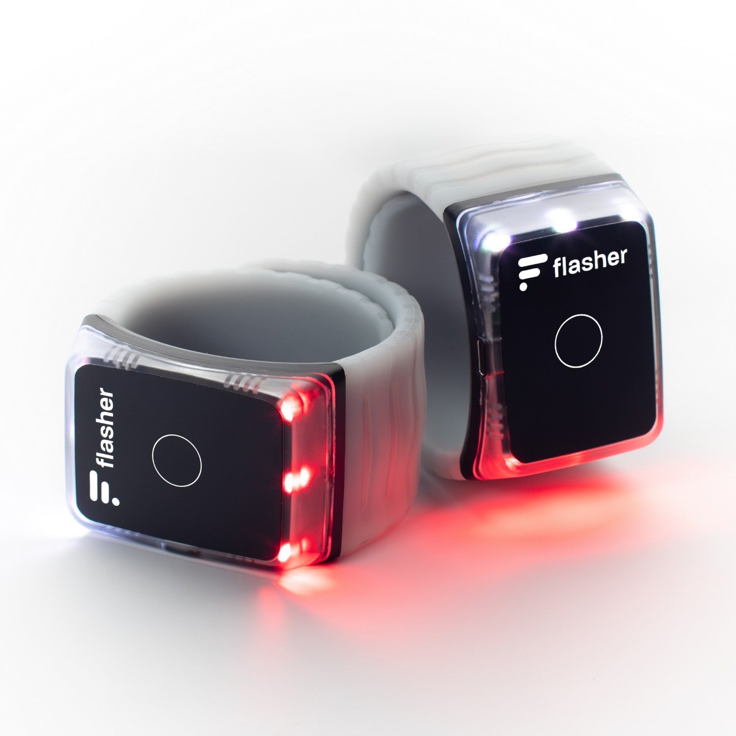 Zwei Flasher Armbänder, leuchtend hell im Nachtmodus mit weißem Licht nach vorne und rotem Licht nach hinten.