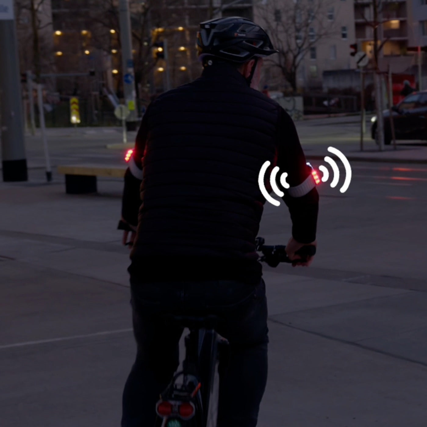 Radfahrer mit Blick geradeaus, rechtes Armband vibriert.