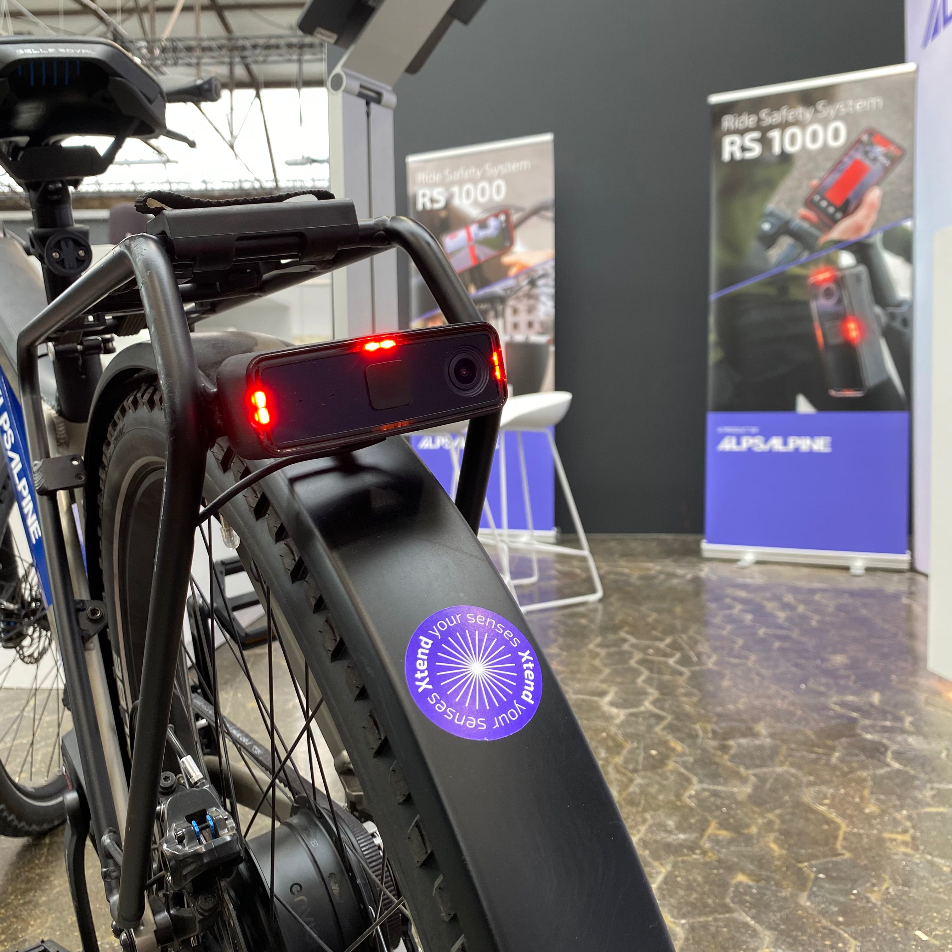 Messestand von Alps Alpine auf der Cyclingworld Düsseldorf 2024 mit Fokus auf das Rücklicht RS 1000.