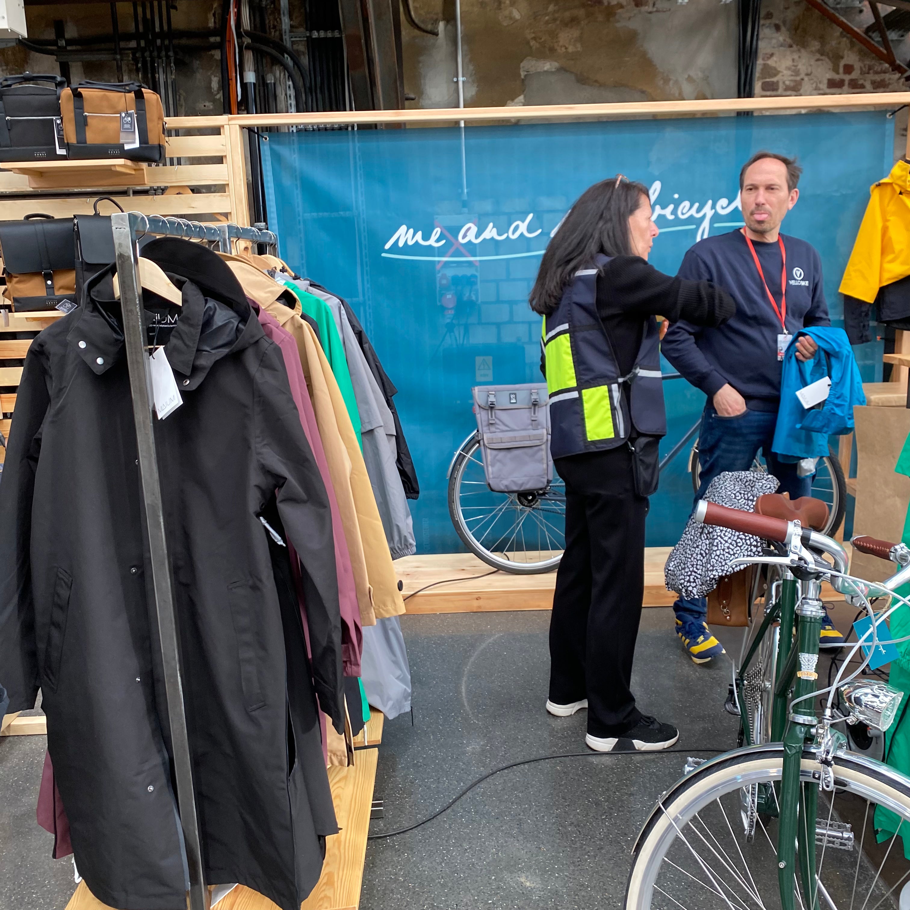 Der Messestand des Fahrradhändlers "me and my bicycle" aus Düsseldorf mit Fahrrädern, Regenjacken und Taschen.