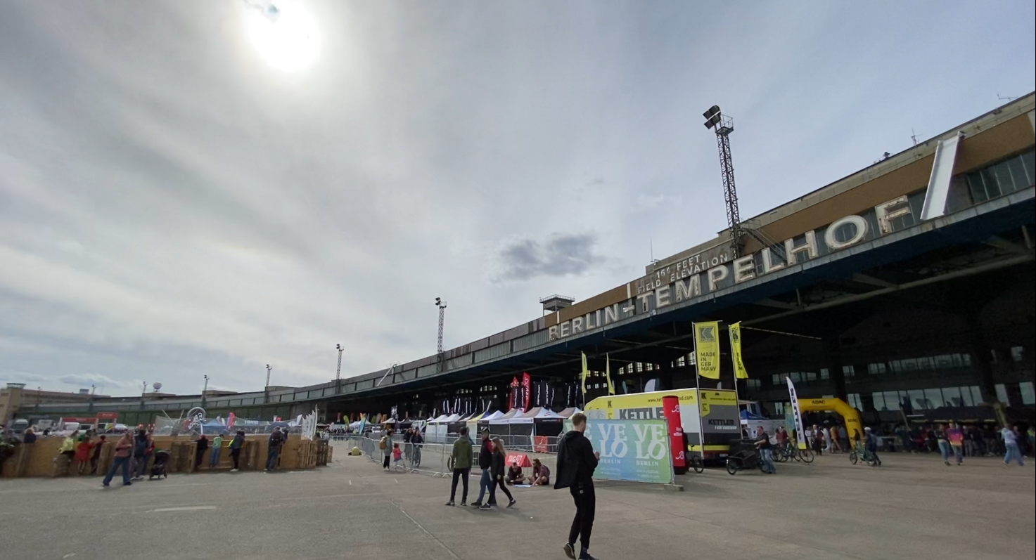 Das Flugfeld des alten Flughafens Berlin-Tempelhof, auf dem zahlreiche Messeständen von Fahrradmarken aufgebaut sind.