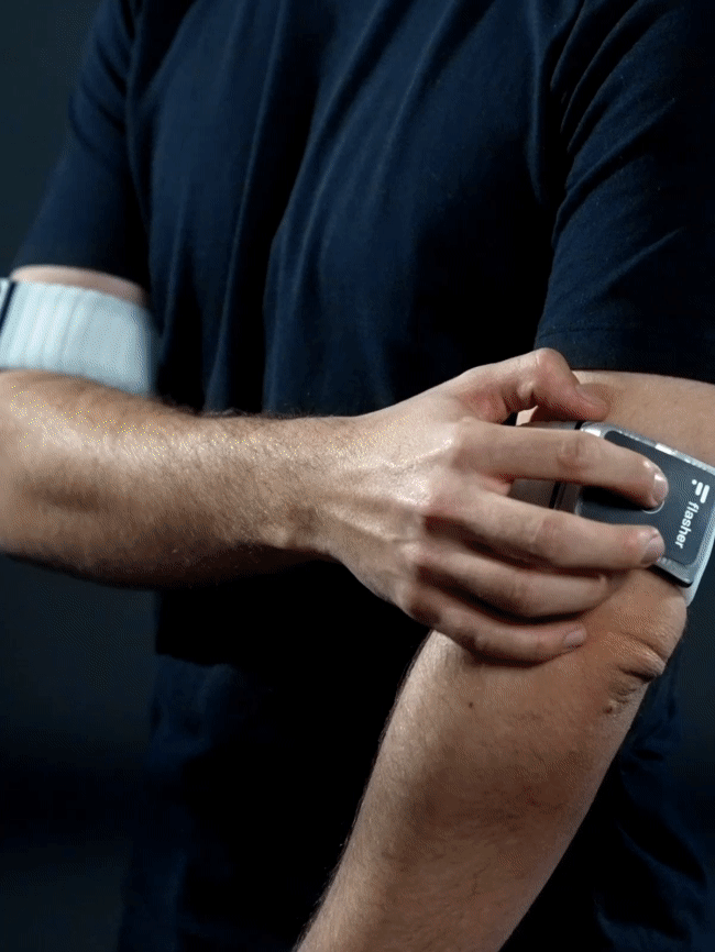 Eine Person, die zwischen den vielen Leuchtmodi von Flasher durch einen kurzen Druck auf den Mittelknopf wechselt. Beide Armbänder wechseln, nachdem nur bei einem der Knopf gedrückt wird.