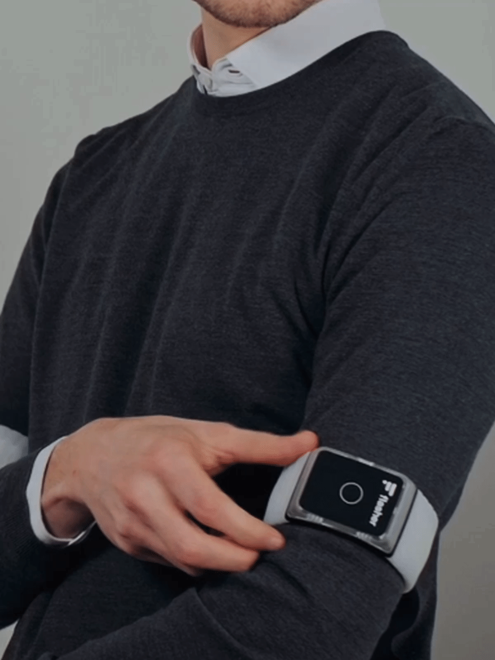 Eine Person, die ein Flasher Armband mit einer kurzen und leichten Bewegung vom Oberarm abzieht.