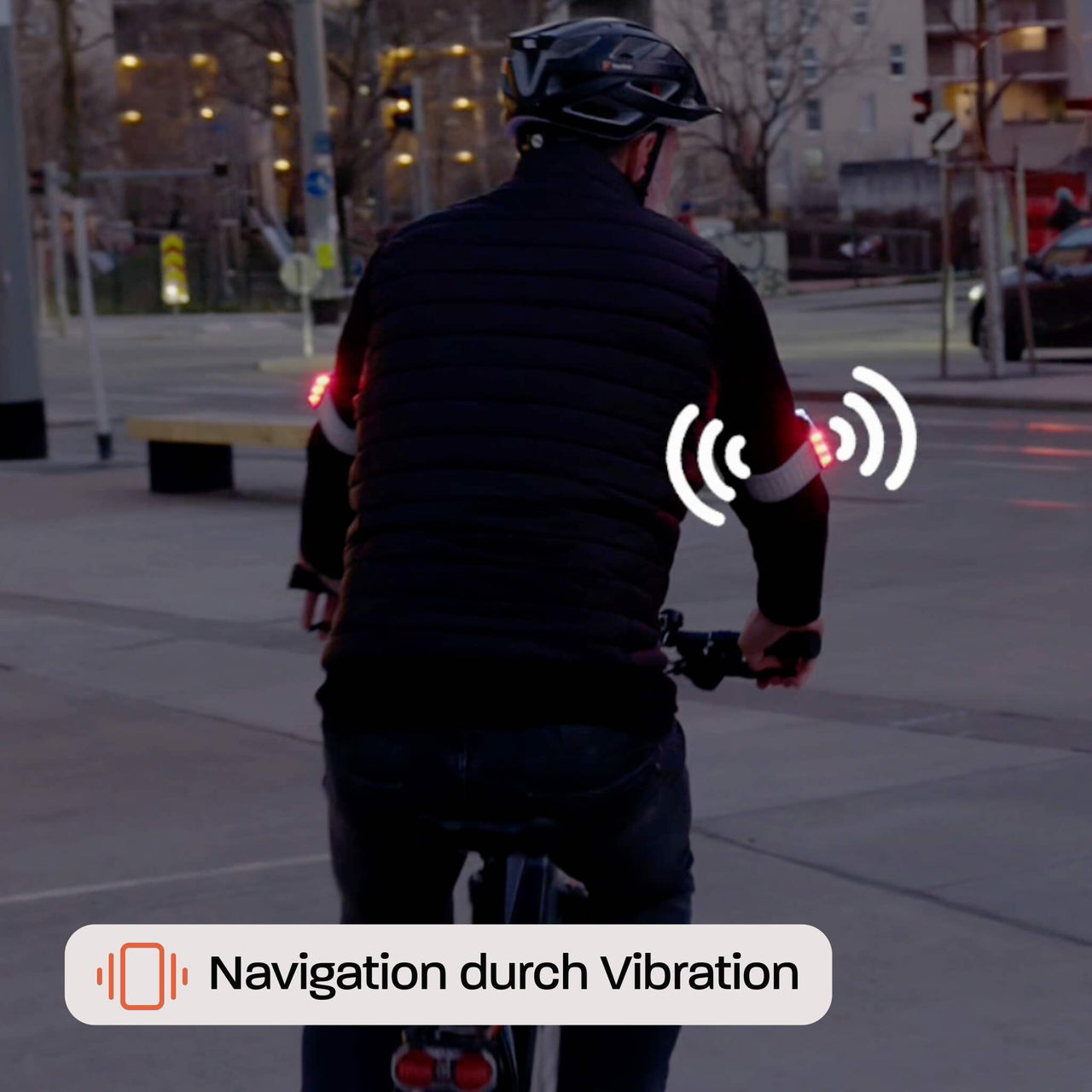 Radfahrer abends mit Flasher, rechtes Armband vibriert. 
