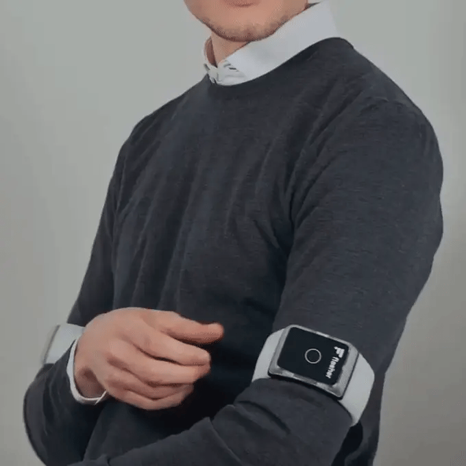Mann packt Flasher am Mittelteil und zieht das Armband einfach ab.