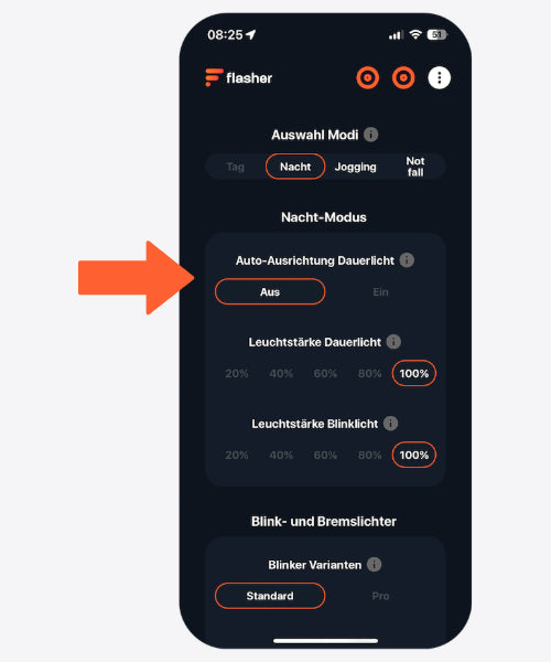 Ein Bildschirmfoto der Flasher App, das die Einstellungen zeigt mit großem orangen Pfeil auf die Einstellung "Auto-Austrichtung Dauerlicht" des Nacht-Modus.