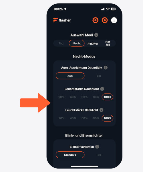 Ein Bildschirmfoto der Flasher App, das die Einstellungen zeigt mit großem orangen Pfeil auf die Einstellung "Leuchtstärke" des Nacht-Modus.