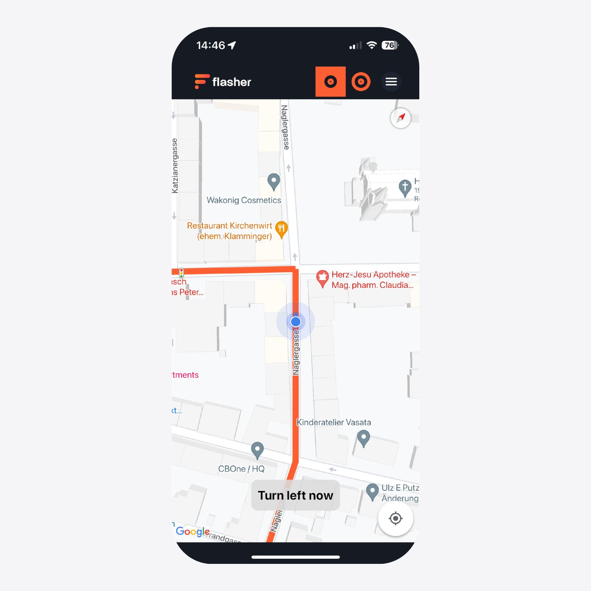 Bildschirmfoto der Flasher App, welches die Navigationsfunktion und die Anweisung "jetzt links abbiegen" zeigt.