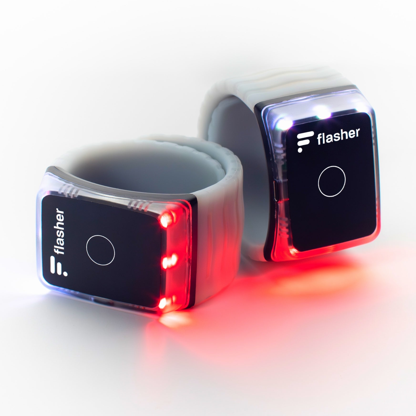 Zwei Flasher Armbänder, leuchtend hell im Nachtmodus mit weißem Licht nach vorne und rotem Licht nach hinten.