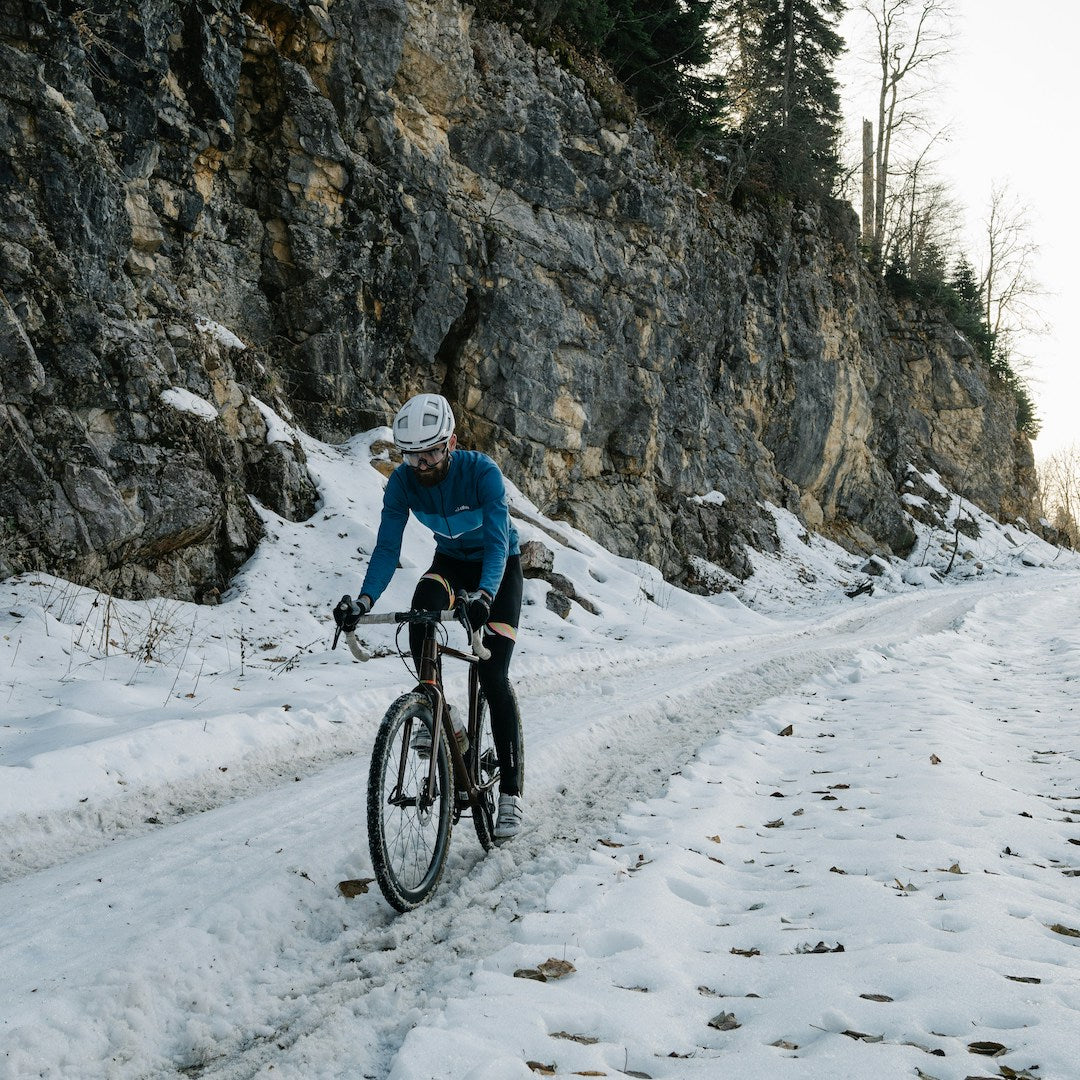 Radfahrer auf Berg-Trail im tiefen Schnee.